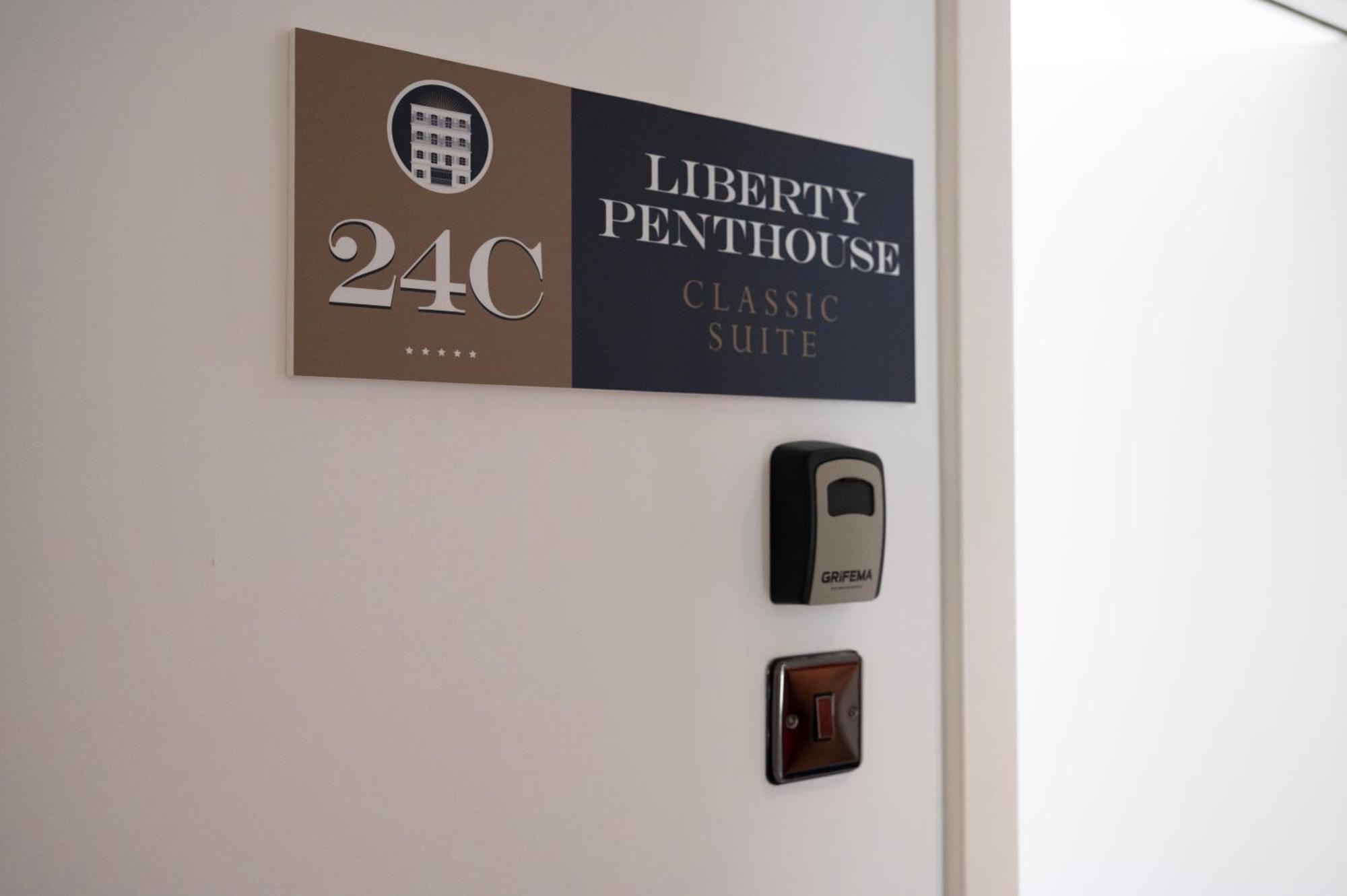 Central Penthouse Double Room Ensuite - Grand Central House ยิบรอลตาร์ ภายนอก รูปภาพ