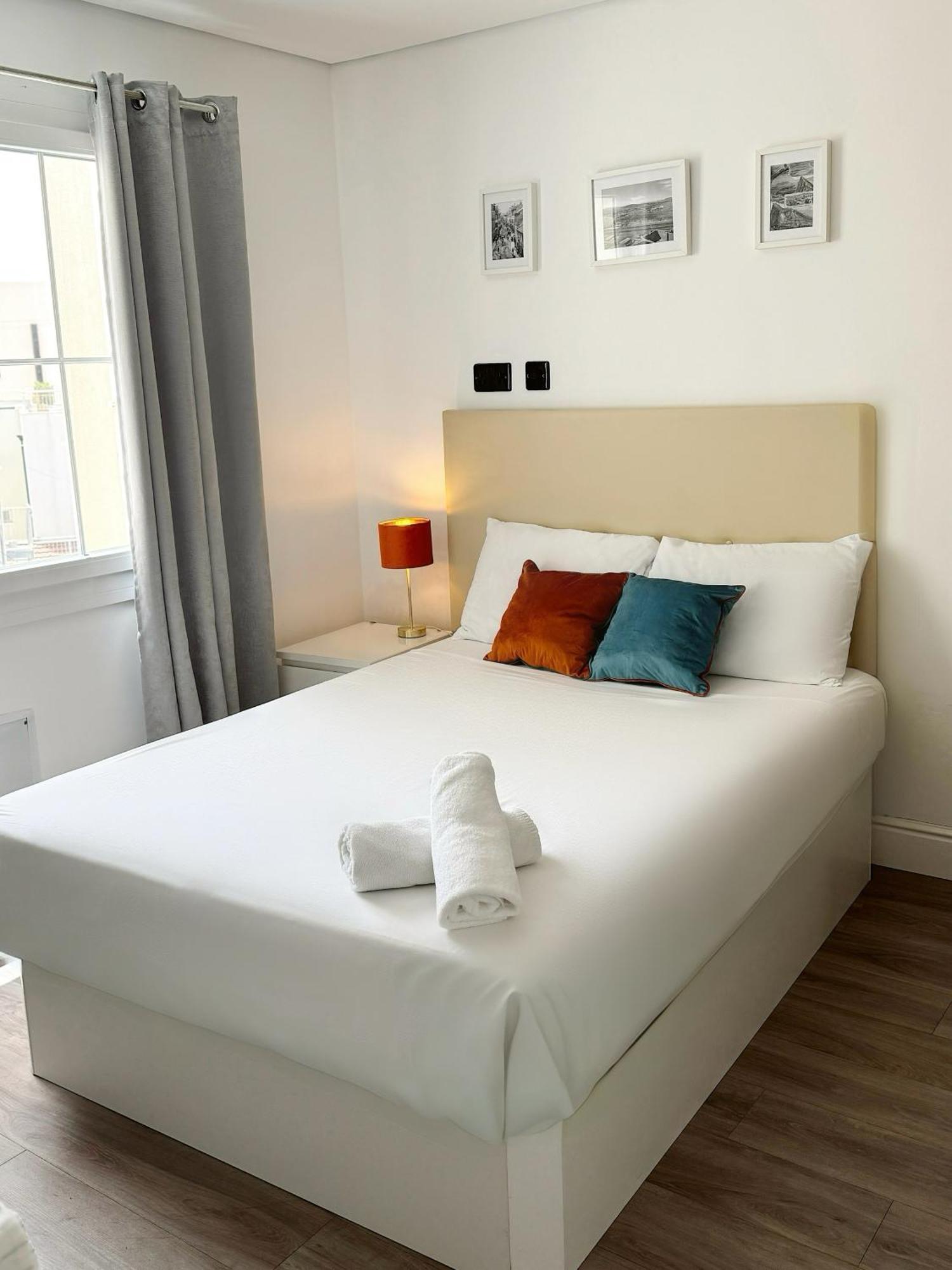 Central Penthouse Double Room Ensuite - Grand Central House ยิบรอลตาร์ ภายนอก รูปภาพ